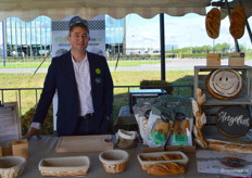 Sébastien Legras met de Franse bio-broden van l'Angélus. 